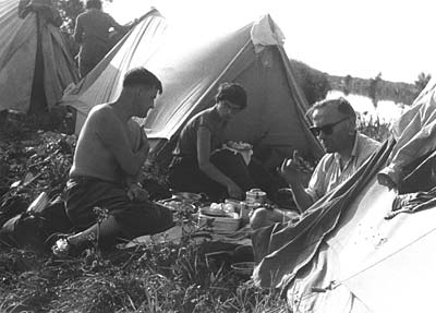 Jerzy i Danuta Ciesielscy z ks. Karolem Wojty na biwaku w czasie wyprawy kajakowej, sierpie 1959 r. Fot. ze zbiorw Pastwa Riegerw. Opublikowano w Niedzieli, w numerze  39 (590), z dnia 27 wrzenia 2004 r.