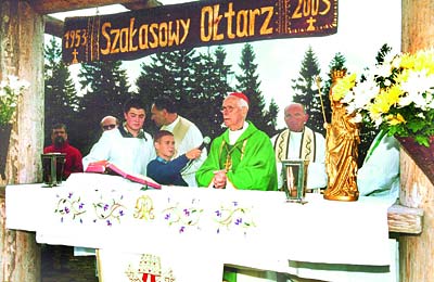 Msza w. przy papieskim Szaasowym Otarzu. Fot. Urszula Wasiuk. Opublikowano w Niedzieli, w numerze  42, z dnia 17 padziernika 2004 r.