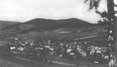 Lipowa - widok oglny - na horyzoncie szczyt nienika. Fotografia pochodzi z ksiki: O. dr Basilius Senger OSB - STWORZONA DO MIOCI. Siostra dr Klara Fietz - pedagog. Komitet Siostra Klara Fietz, Graz,  1996.