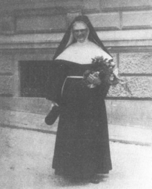 Po promocji doktorskiej, 20 lipca 1932. Fotografia pochodzi z ksiki: O. dr Basilius Senger OSB - STWORZONA DO MIOCI. Siostra dr Klara Fietz - pedagog. Komitet Siostra Klara Fietz, Graz,  1996.