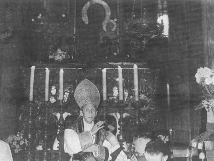 Uroczystoci milenijne. Arcybiskup Antoni Baraniak celebruje Msz w. przy grobie w. Stanisawa Biskupa Mczennika, Krakw, 7 maja 1966 r. Fot. arch. Opublikowano w Naszym Dzienniku, w numerze 88 (2801) z dnia 14-15 kwietnia 2007 r.