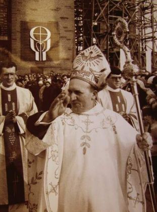 Bogosawiestwo biskupie w dniu konsekracji, 5 marca 1989 r. Fot. arch. Ks. Bp. E. Frankowskiego. Opublikowano w 'Naszym Dzienniku', w numerze 257 (2970) z dnia 3-4 listopada 2007 r.