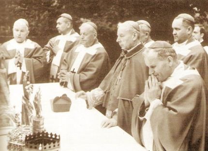 Uroczystości ku czci św. Stanisława biskupa i męczennika w Krakowie, ksiądz biskup Edward Muszyński stoi drugi od lewej, 8 maja 1966 r. Fot. arch. Opublikowano w 'Naszym Dzienniku', w numerze 287 (3000) z dnia 8-9 grudnia 2007 r.