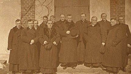 Wrd kapanw diecezjalnych stoi ks. Jan Danilewicz (pity od prawej). Fot. arch. Opublikowano w 'Naszym Dzienniku', w numerze 22 (3039) z dnia 26-27 stycznia 2008 r.