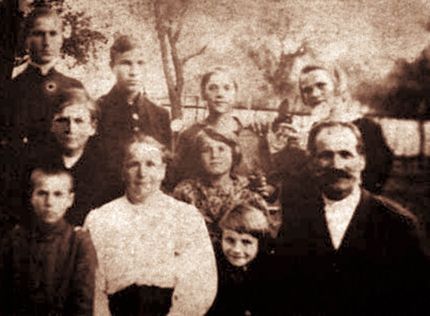 Rodzina Bełchów w Sobniowie, 1925-1927. Józef stoi obok swego brata, ks. Stanisława. Fot. Arch. O. P. Bełcha. Opublikowano w 'Naszym Dzienniku', w numerze 192 (2905) z dnia 18-19 sierpnia 2007 r.