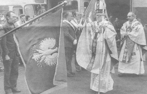 Ksidz arcybiskup Henryk Gulbinowicz dokonuje powicenia sztandaru zakadowej 'Solidarnoci'. Fot. Archiwum IPN. Opublikowano w 'Naszym Dzienniku', w numerze 38 (2751) z dnia 14 lutego 2007 r.