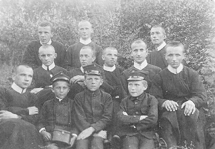 Wycieczka klerykw i juwenistw, brat Marian Piroyski w drugim rzdzie drugi od lewej, 31 lipca 1922 r. Fot. arch. Opublikowano w Naszym Dzienniku, w numerze 133 (2846) z dnia 9-10 czerwca 2007 r.