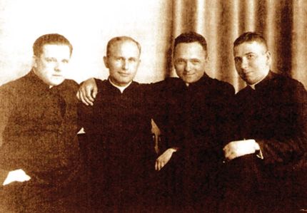 W dniu promocji doktorskiej, drugi od lewej ks. Piotr Oborski, 28 czerwca 1939 r. Fot. arch. Opublikowano w 'Naszym Dzienniku', w numerze 234 (2947) z dnia 6-7 października 2007 r.
