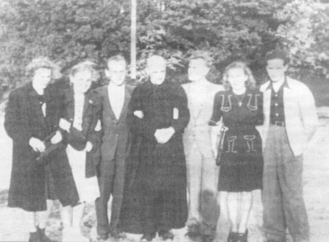 Ojciec Tomasz Rostworowski wrd dzkich studentw udajcych si z pielgrzymk na Jasn Gr, 1947 r. Fot. arch. Opublikowano w 'Naszym Dzienniku', w numerze 35 (2748) z dnia 10-11 lutego 2007 r.
